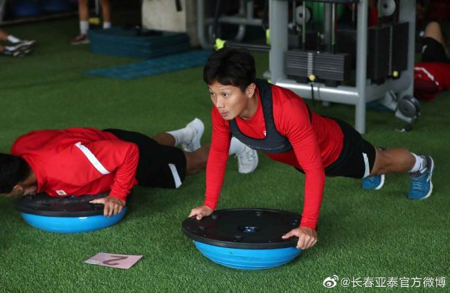 岳双腿间已经湿成一片视频